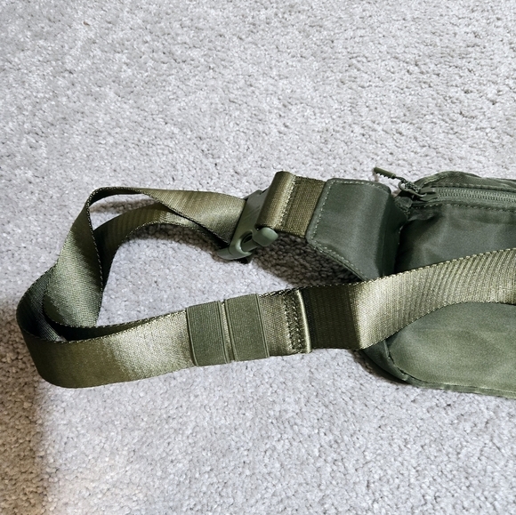 lululemon athletica Olive Green Men's Bag - Picture 4 of 8